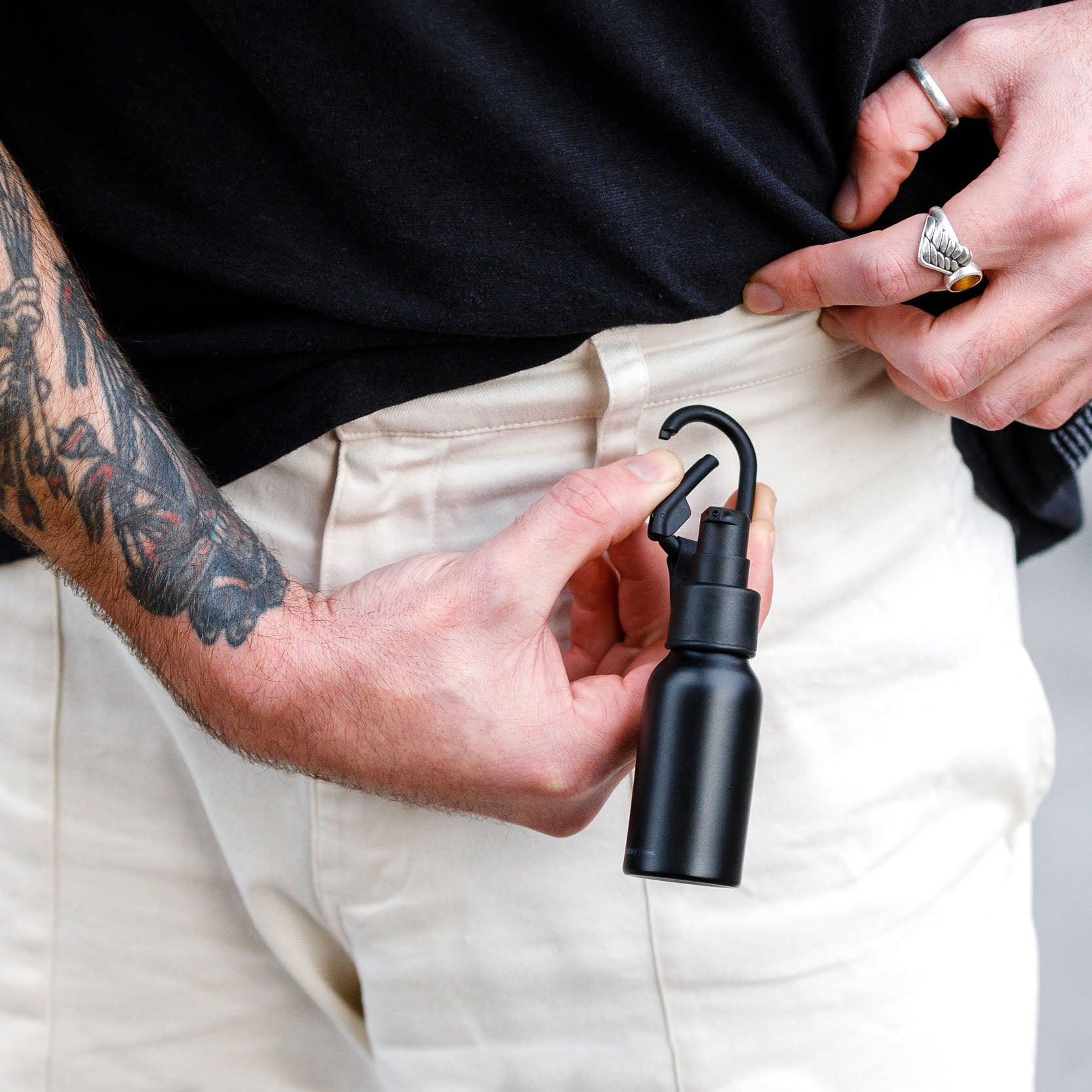 Orbitkey Sanitiser Holder Black│Flesje voor Desinfectie vloeistof│foto aan lusje broek