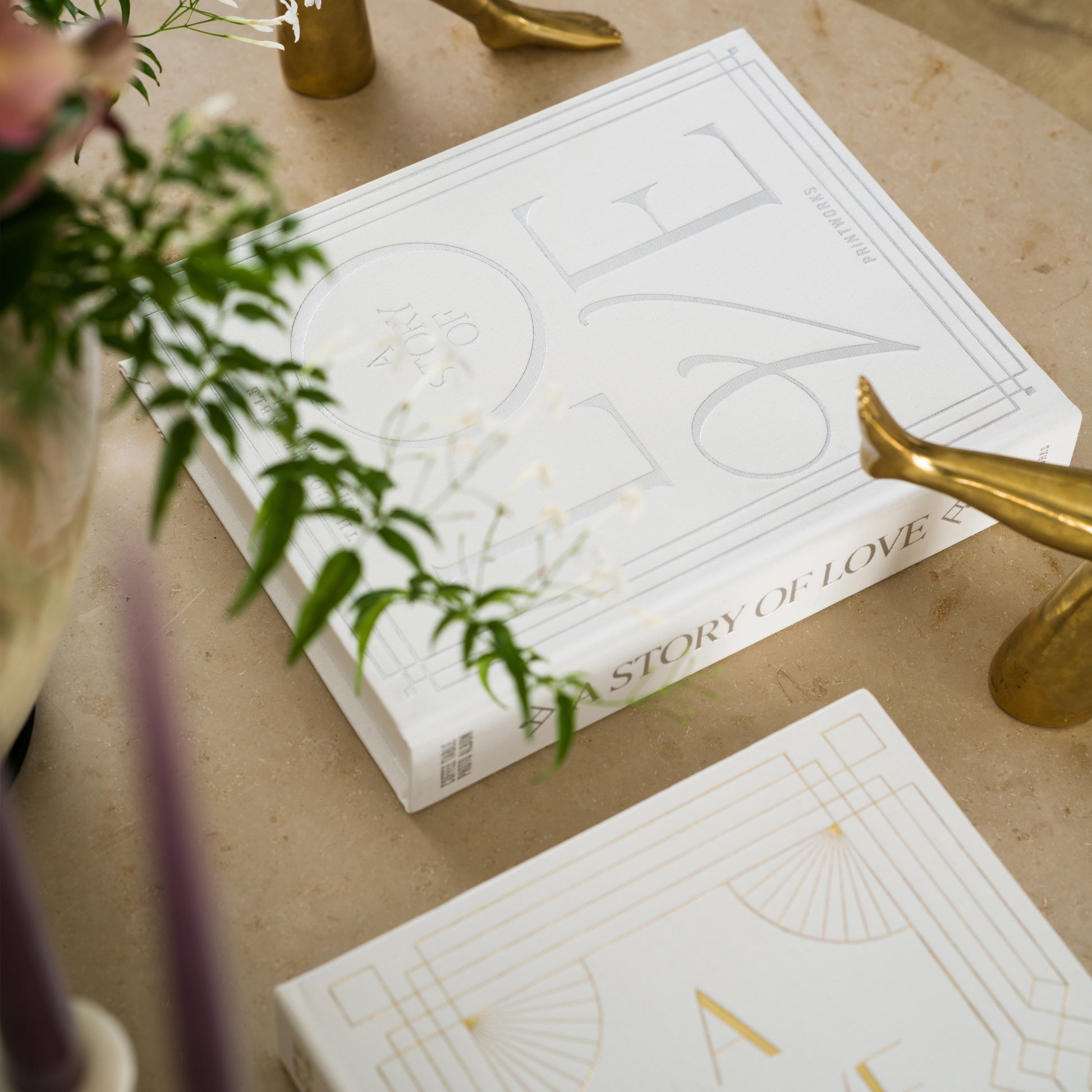 Fotoalbum Huwelijk Printworks│A Story of love│art. PW00606│op salontafel met bronzen beeldjes