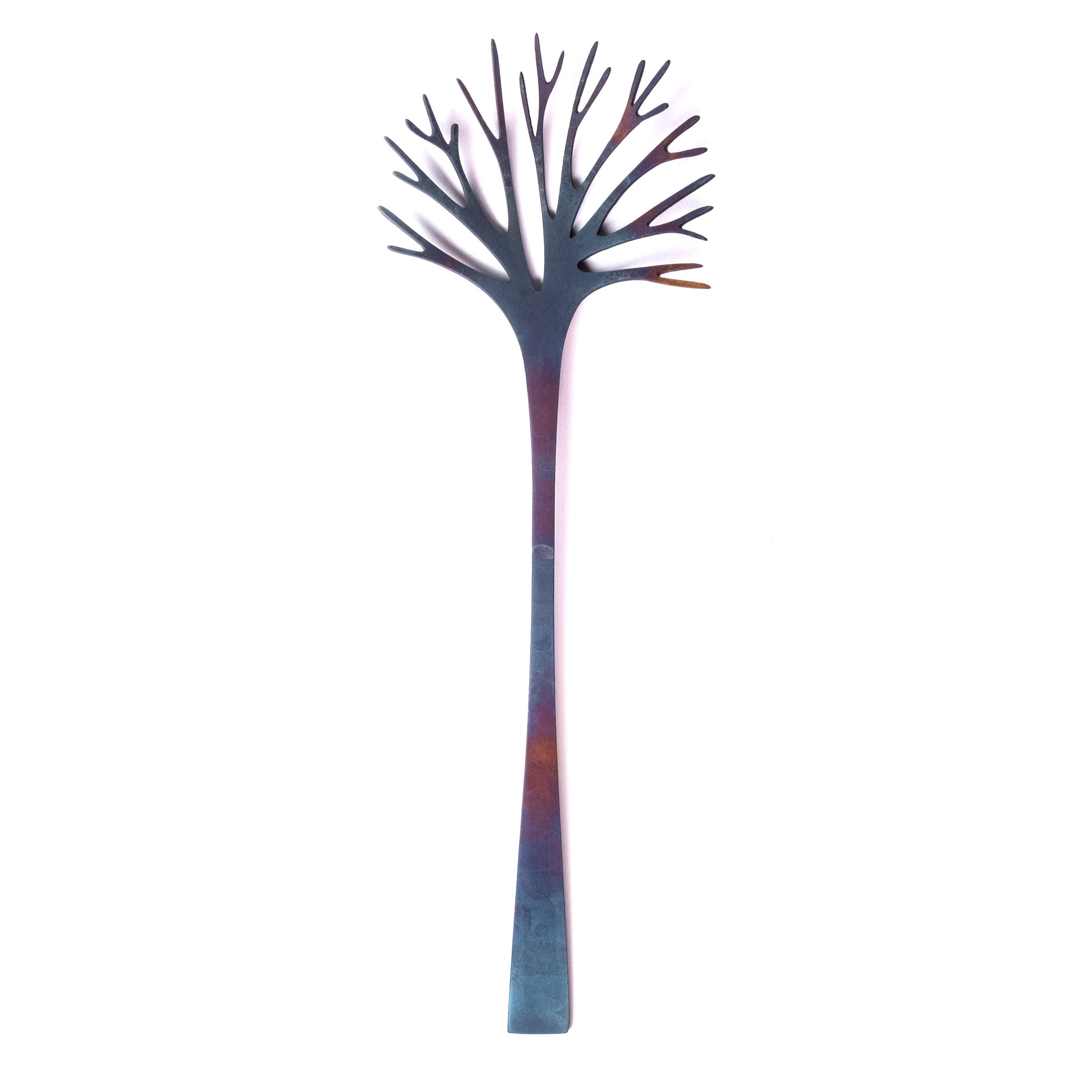 Pasta server van het Finse designmerk Latimeria. Prachtige spaghetti lepel gemaakt van hoogwaardig , geinspireerd op een winterse boom zonder bladeren.  Alle producten van Latimeria worden met grote zorg voor detail en afwerking gemaakt in hun eigen studio, gelegen in Askola op het Finse platteland. 