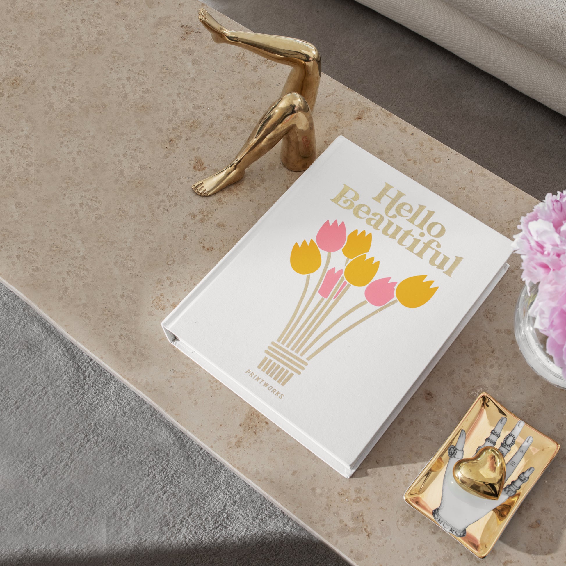 Fotoalbum Hello Beautiful│Printworks│Photo Album│art. PW00516│ op marmeren tafel met diverse objecten
