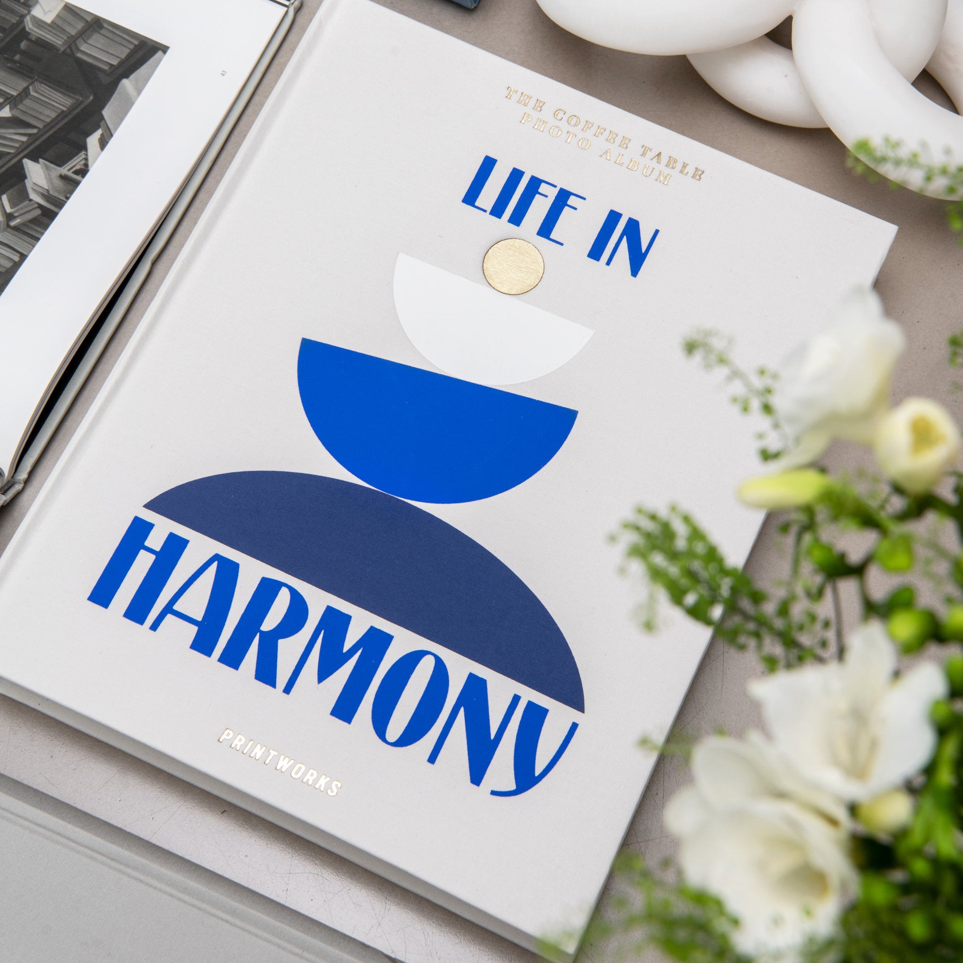 Fotoalbum Life in Harmony│Printworks│Photo Album│art. PW00555│ op tafel met bloemen