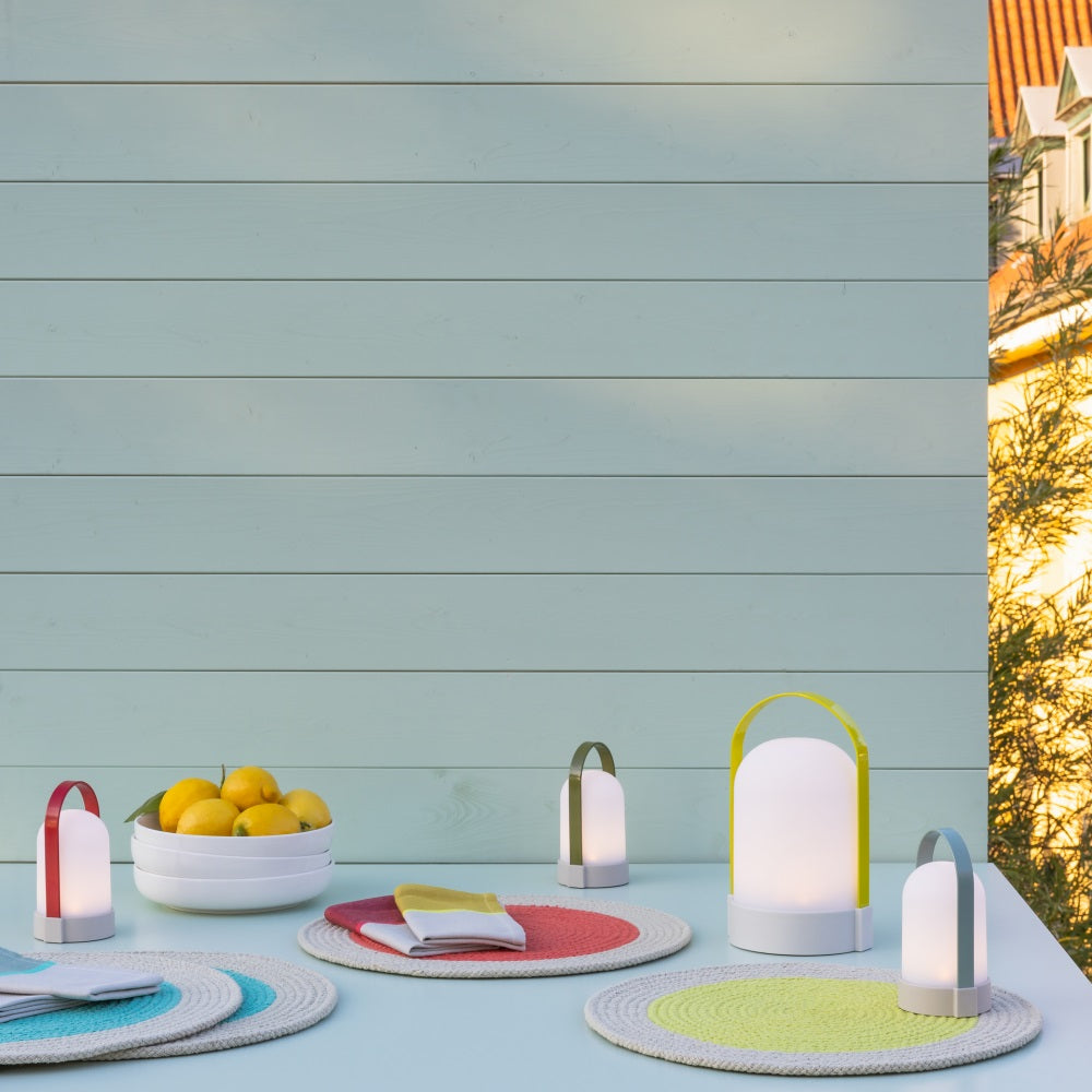 Little Uri Oplaadbare Buitenlamp│Set van 3│Remember│art. Lu 30│grope op lichtblauwe buitentafel