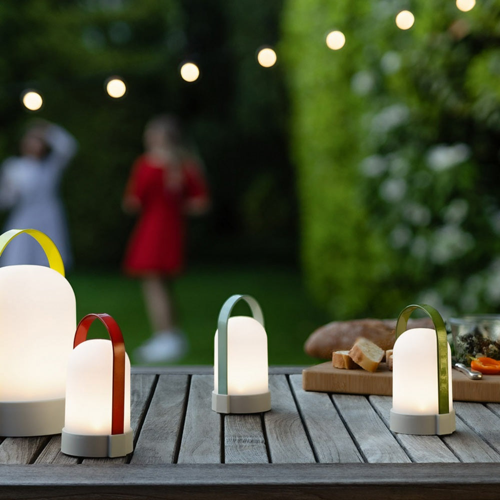 Little Uri Oplaadbare Buitenlamp│Set van 3│Remember│art. Lu 30│op tuintafel naast food