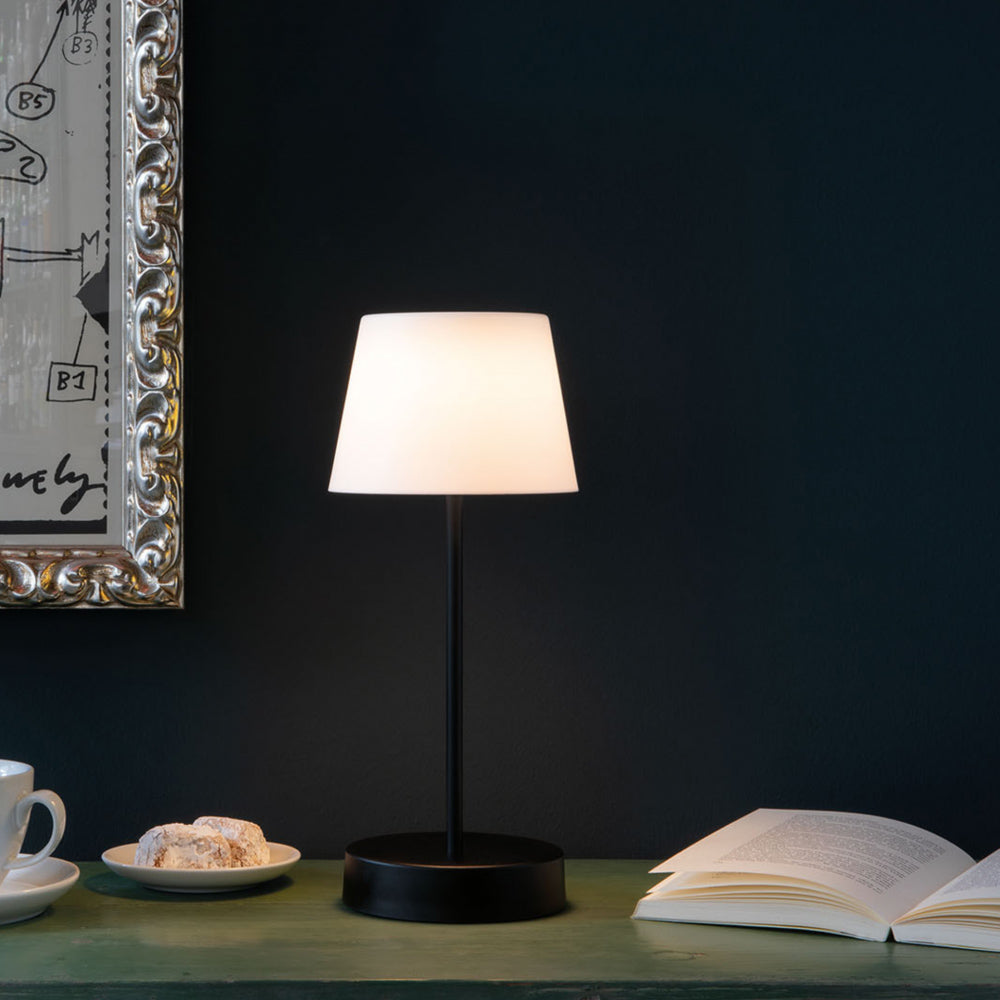 Oscar Oplaadbare Tafellamp Pure│Remember│Buitenverlichting│art. LT 01│op tafel naast boek en koffiekop