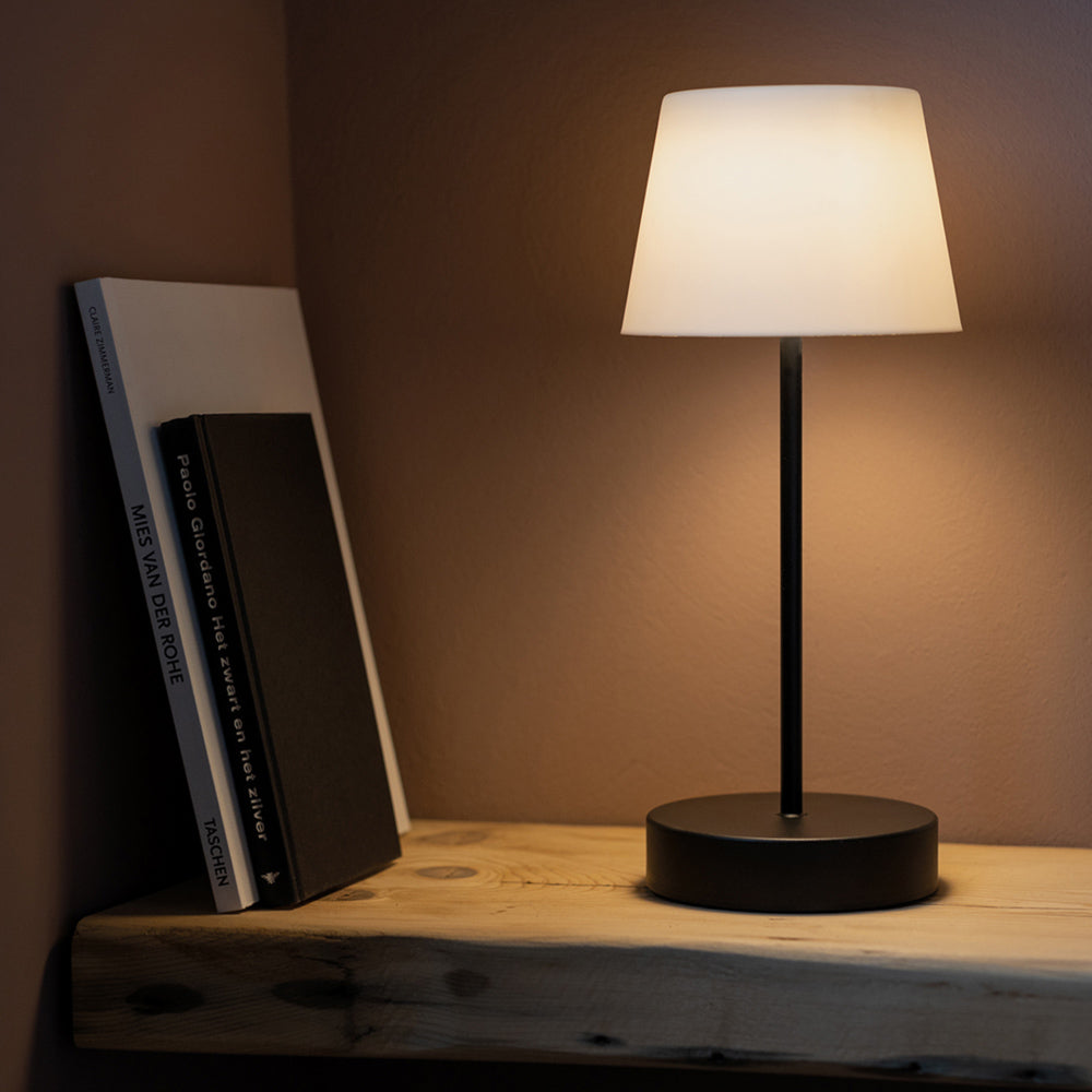 Oscar Oplaadbare Tafellamp Pure│Remember│Buitenverlichting│art. LT 01│op houten plank naast boeken