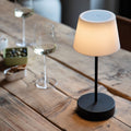 Oscar Oplaadbare Tafellamp Pure│Remember│Buitenverlichting│art. LT 01│op houten tafel naast wijnglazen