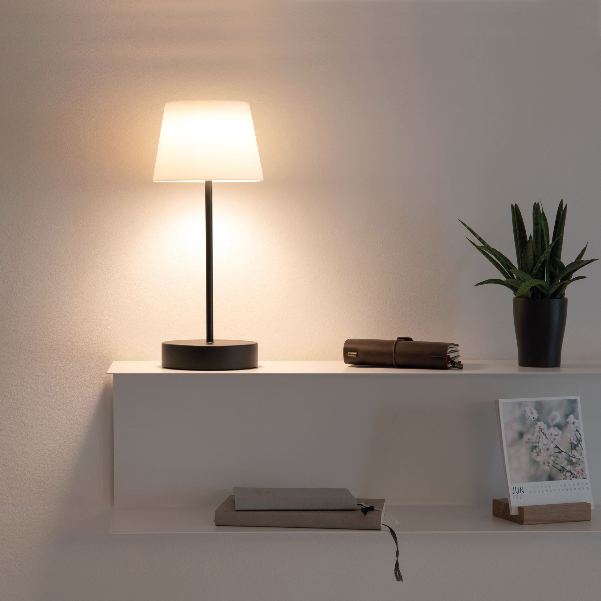 Oscar Oplaadbare Tafellamp Pure│Remember│Buitenverlichting│art. LT 01│op muurplank naast agenda