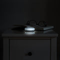 SOI. Basis voor Handtas Lampje│art. A001804│liggend op nachtkastje met licht aan