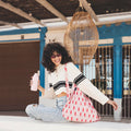 Notabag Red Brush│Shopper Tas en Rugzak│art. NP-P-RB5│over schouder van vrouw op balkon