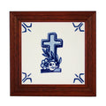 Schiffmacher Royal Blue Tattoo • Tegel • Schiffmacher Royal Blue Tattoo is een unieke samenwerking tussen tattoo artist Henk Schiffmacher en Royal Delft - Porcelyne Fles. De oude ambachten en tradities van beiden komen samen in prachtige objecten als vazen, borden en tegels. Rijk aan cultuur en historie.