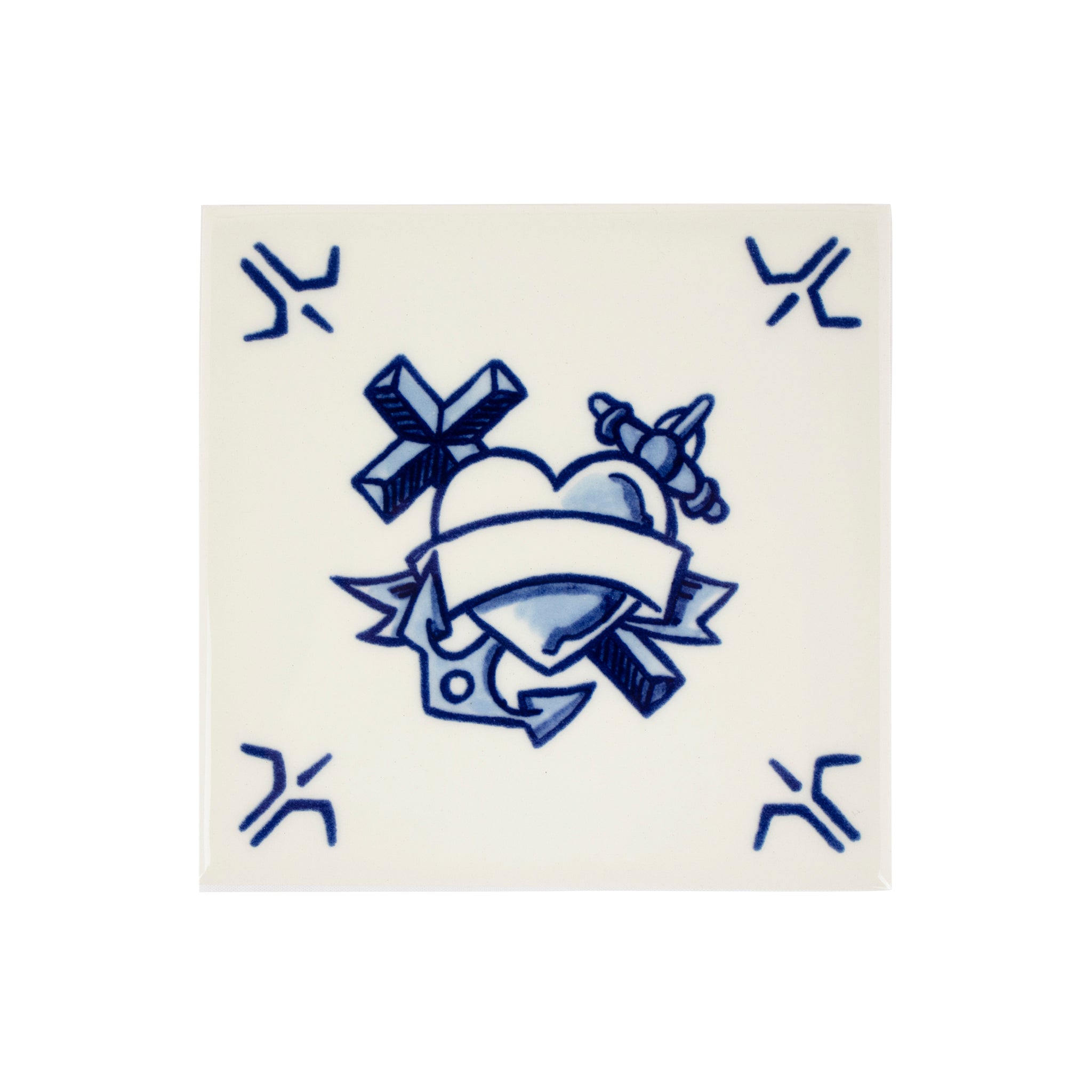 Schiffmacher Royal Blue Tattoo • Tegel • Schiffmacher Royal Blue Tattoo is een unieke samenwerking tussen tattoo artist Henk Schiffmacher en Royal Delft - Porcelyne Fles. De oude ambachten en tradities van beiden komen samen in prachtige objecten als vazen, borden en tegels. Rijk aan cultuur en historie.
