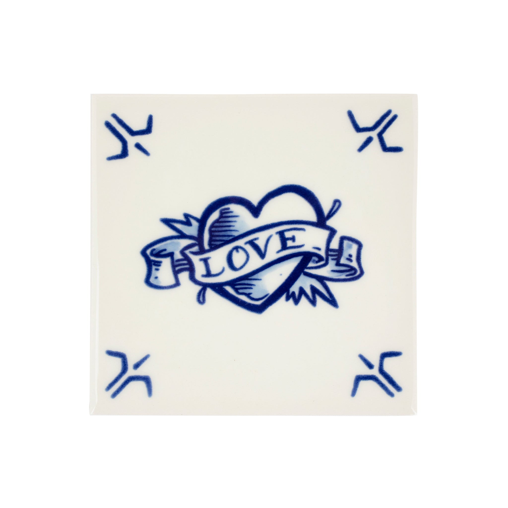 De Schiffmacher Royal Blue Tattoo collectie is een unieke samenwerking tussen tattoo artist Henk Schiffmacher en Royal Delft - Porcelyne Fles. Prachtige objecten zoals vazen, borden en tegels, waarbij de werelden en de tradities van beide ambachten samenkomen. Rijk aan historie, cultuur, traditie en symboliek.
