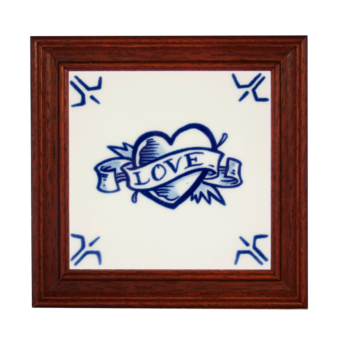 De Schiffmacher Royal Blue Tattoo collectie is een unieke samenwerking tussen tattoo artist Henk Schiffmacher en Royal Delft - Porcelyne Fles. Prachtige objecten zoals vazen, borden en tegels, waarbij de werelden en de tradities van beide ambachten samenkomen. Rijk aan historie, cultuur, traditie en symboliek.