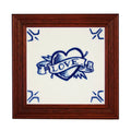 De Schiffmacher Royal Blue Tattoo collectie is een unieke samenwerking tussen tattoo artist Henk Schiffmacher en Royal Delft - Porcelyne Fles. Prachtige objecten zoals vazen, borden en tegels, waarbij de werelden en de tradities van beide ambachten samenkomen. Rijk aan historie, cultuur, traditie en symboliek.