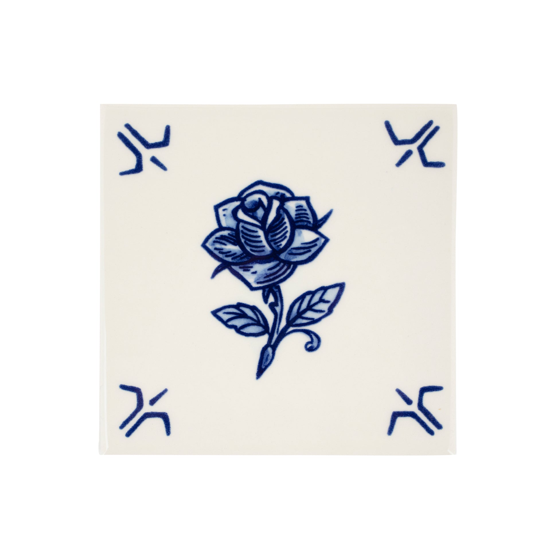Schiffmacher Royal Blue Tattoo • Tegel • Schiffmacher Royal Blue Tattoo is een unieke samenwerking tussen tattoo artist Henk Schiffmacher en Royal Delft - Porcelyne Fles. De oude ambachten en tradities van beiden komen samen in prachtige objecten als vazen, borden en tegels. Rijk aan cultuur en historie.