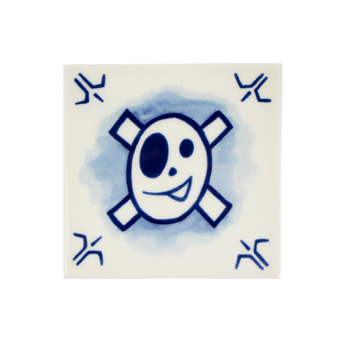Schiffmacher Royal Blue Tattoo • Tegel • Schiffmacher Royal Blue Tattoo is een unieke samenwerking tussen tattoo artist Henk Schiffmacher en Royal Delft - Porcelyne Fles. De oude ambachten en tradities van beiden komen samen in prachtige objecten als vazen, borden en tegels. Rijk aan cultuur en historie.