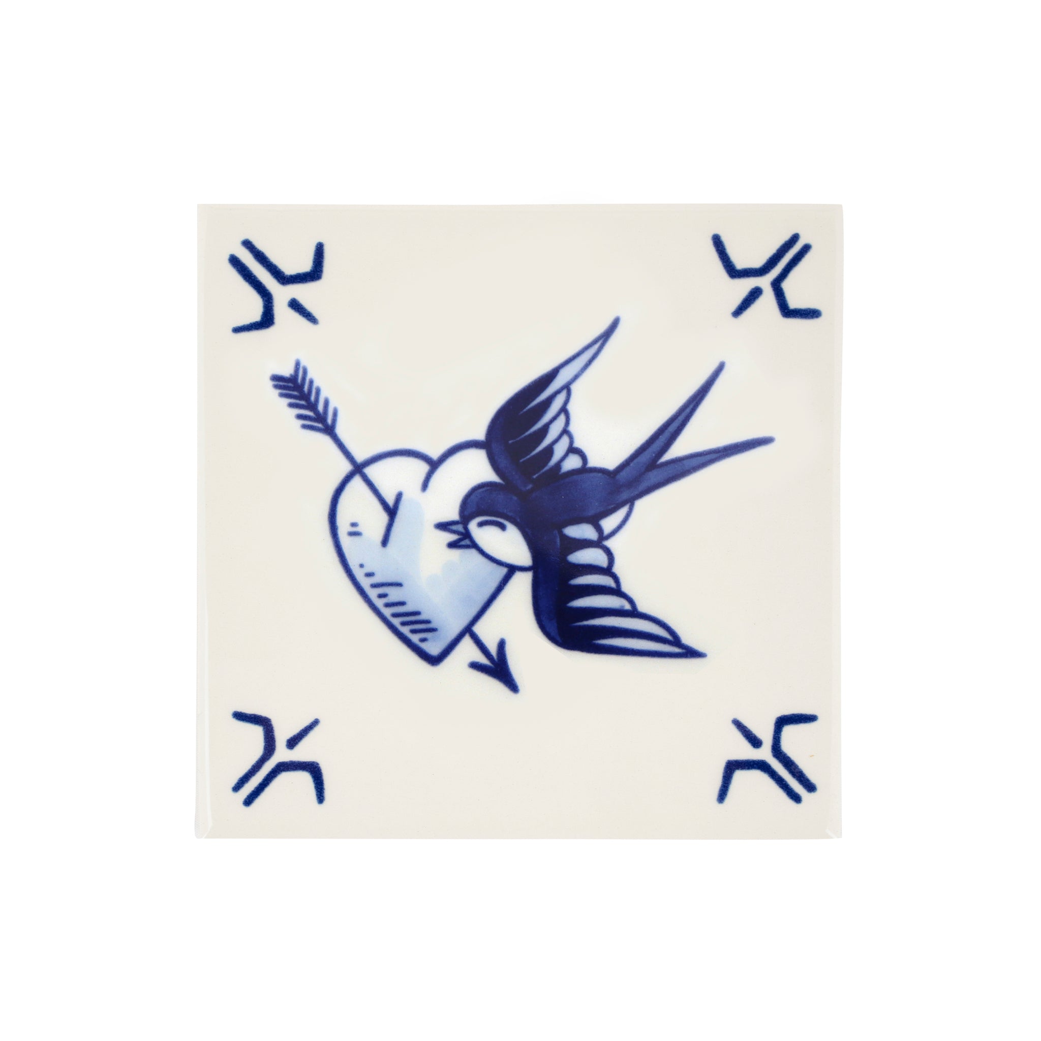 De Schiffmacher Royal Blue Tattoo collectie is een unieke samenwerking tussen tattoo artist Henk Schiffmacher en Royal Delft - Porcelyne Fles. Prachtige objecten zoals vazen, borden en tegels, waarbij de werelden en de tradities van beide ambachten samenkomen. Rijk aan historie, cultuur, traditie en symboliek.