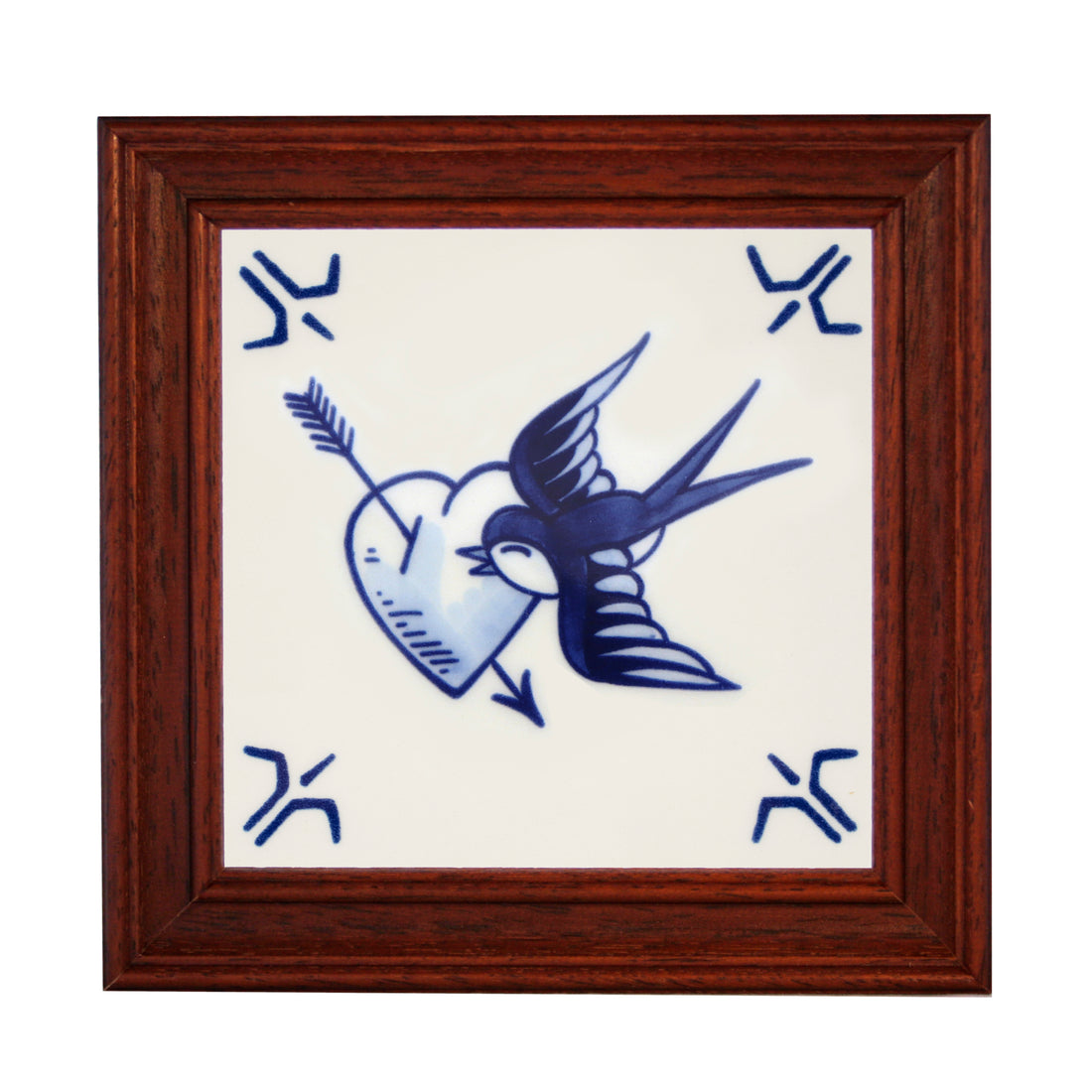 De Schiffmacher Royal Blue Tattoo collectie is een unieke samenwerking tussen tattoo artist Henk Schiffmacher en Royal Delft - Porcelyne Fles. Prachtige objecten zoals vazen, borden en tegels, waarbij de werelden en de tradities van beide ambachten samenkomen. Rijk aan historie, cultuur, traditie en symboliek.