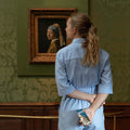 Secrid Miniwallet Art Collection Meisje met de parel│art. MAR-PEARL EARRING│Vermeer│in hand met schilderij op achtergrond