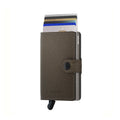 Secrid Miniwallet Carbon│art. MCA-KHAKI││Pasjeshouder│voorkant met uitgeschoven pasjes en clip