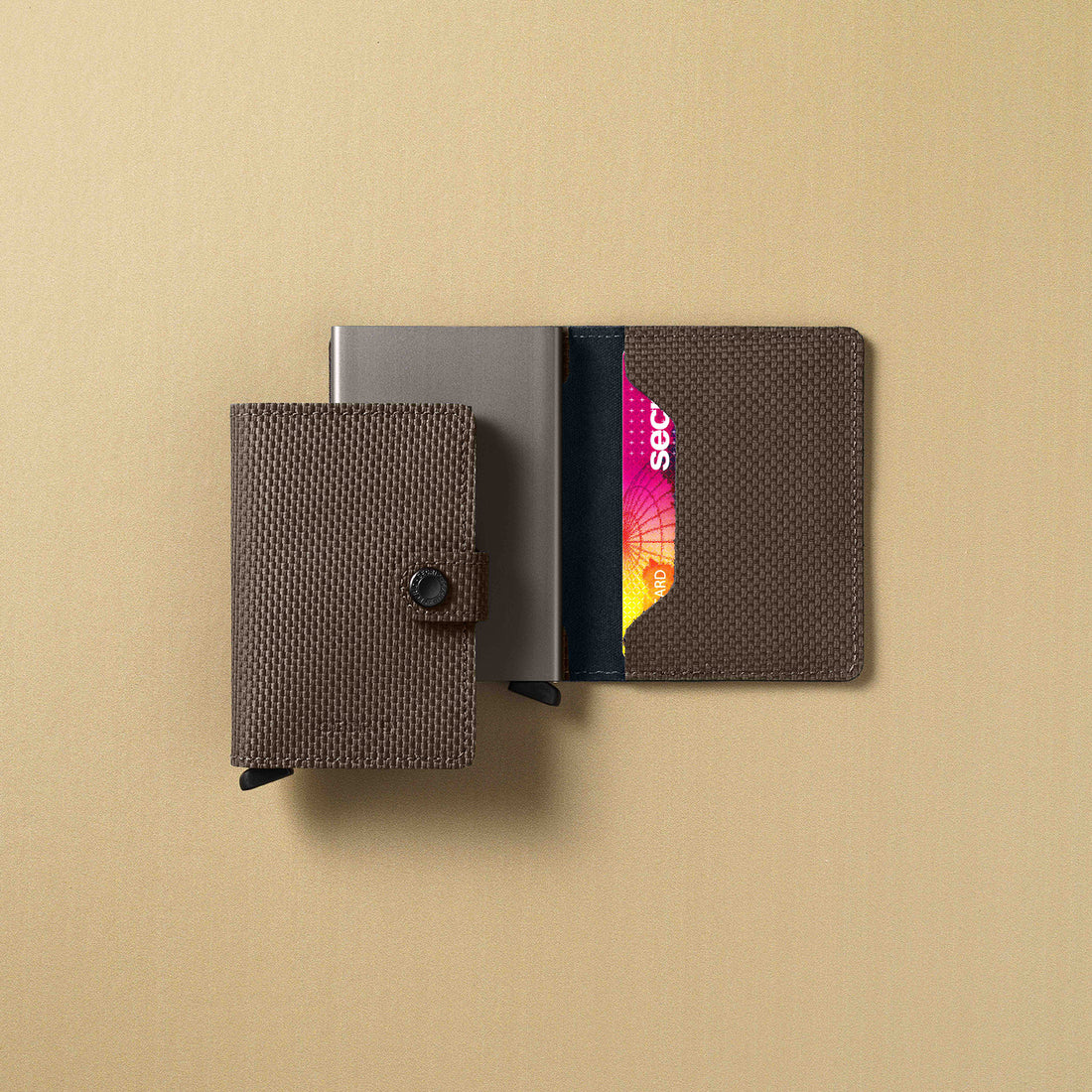 Secrid Miniwallet Carbon│art. MCA-KHAKI││Pasjeshouder│voorkant met witte achtergrond