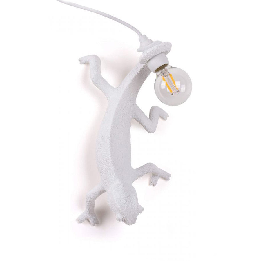 Seletti • Chameleon Lamp • Marcantonio • Designmarket.today • De Chameleon Lamp is ontworpen door Marcantonio voor het designlabel Seletti. Deze speelse lamp in de vorm van een kameleon is uitgevoerd in 3 versies: een staande voor op tafel en twee wandversies. Nieuwe USB-versie, geschikt voor USB-poort en stopcontact met meegeleverde stekker