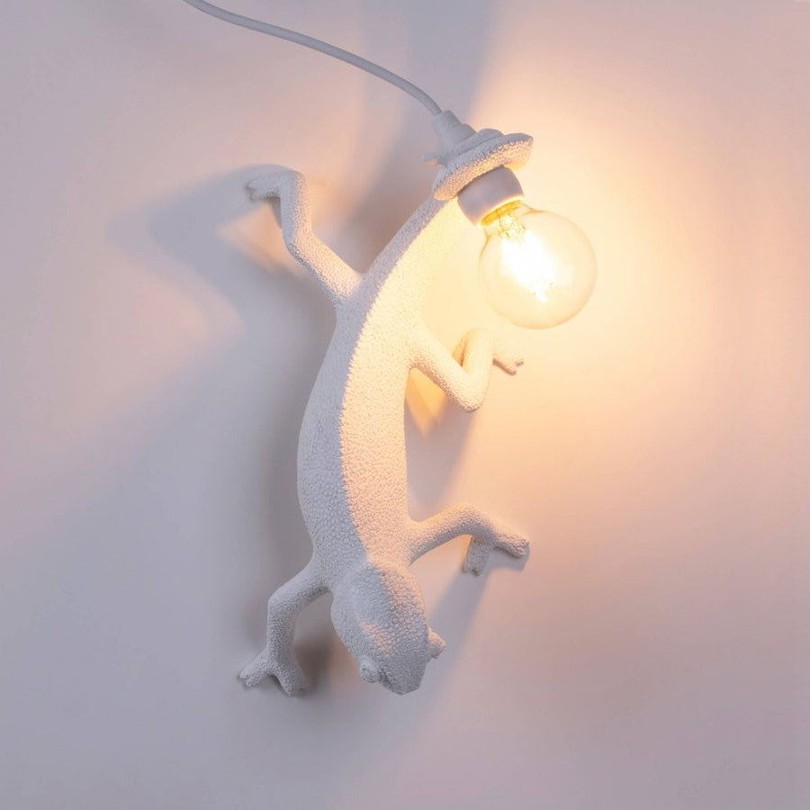 Seletti • Chameleon Lamp • Marcantonio • Designmarket.today • De Chameleon Lamp is ontworpen door Marcantonio voor het designlabel Seletti. Deze speelse lamp in de vorm van een kameleon is uitgevoerd in 3 versies: een staande voor op tafel en twee wandversies. Nieuwe USB-versie, geschikt voor USB-poort en stopcontact met meegeleverde stekker