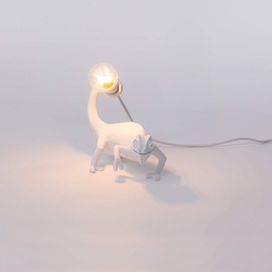 De Chameleon Lamp is ontworpen door Marcantonio voor het designlabel Seletti. Deze speelse lamp in de vorm van een kameleon is uitgevoerd in 3 versies: een staande voor op tafel en twee wandversies. Nieuwe USB-versie, geschikt voor USB-poort en stopcontact met meegeleverde stekker. 
