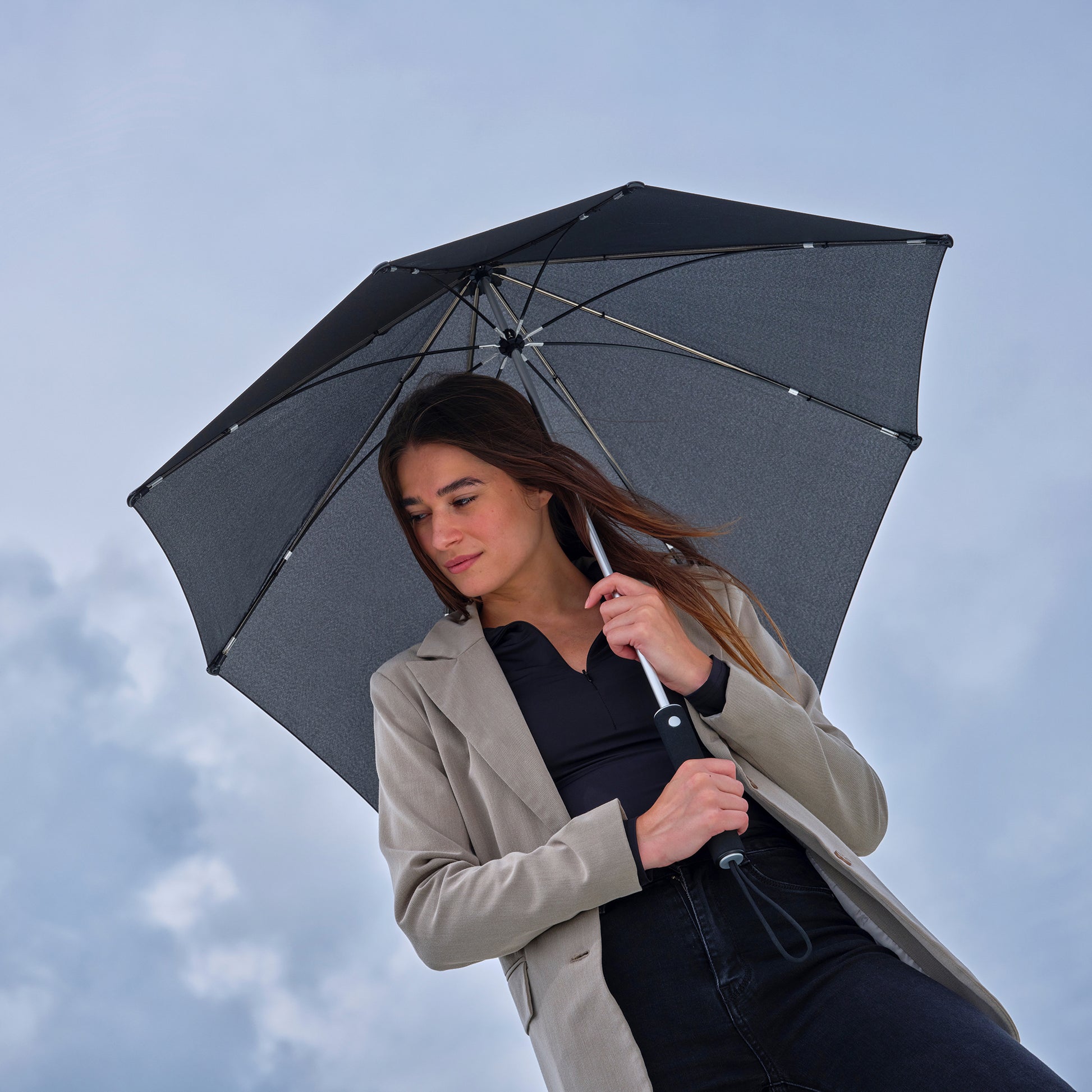 Senz Storm Paraplu Large│Silk Grey│Senz Umbrella│Lifestyle paraplu open achtergrond wolken
