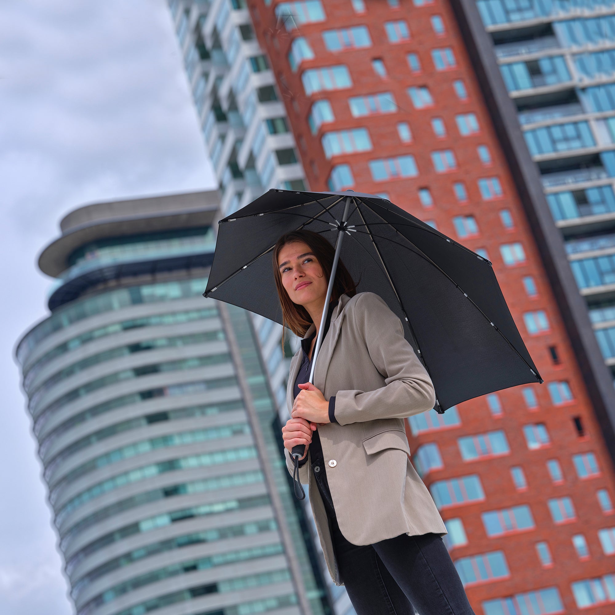 Senz Paraplu Original│Pure Black│Storm Paraplu│lifestyle paraplu geopend- city buildings