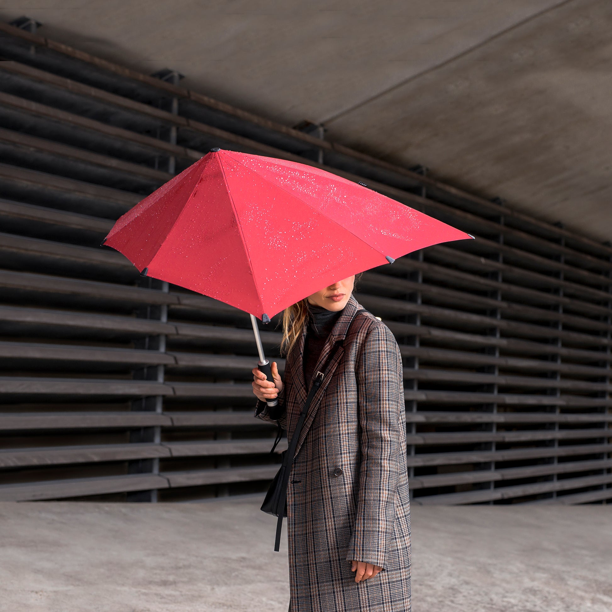 Senz Paraplu Original│Passion Red│Storm Paraplu│Lifestyle in garage paraplu open