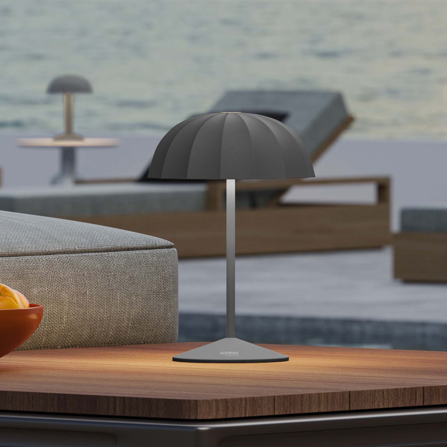 Sompex Ombrellino Oplaadbare Buitenlamp│Antraciet│Tafellamp│art. 78352│op terras aan zee