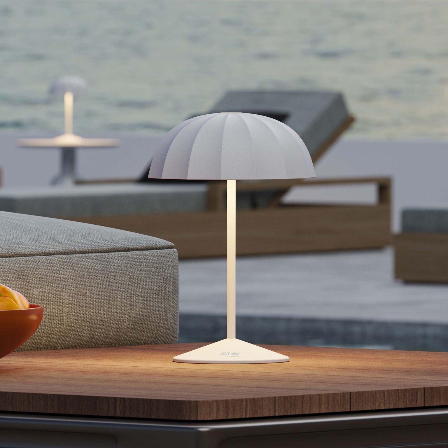 Sompex Ombrellino Oplaadbarer Buitenlamp│Wit│Tafellamp│art. 78351│op terras aan zee