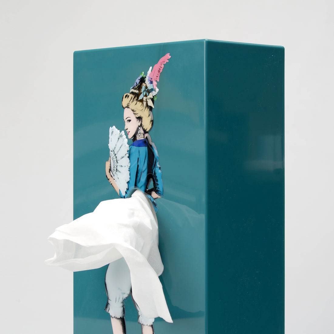 Tissue Up Girl TissueboxPin Up Blauw - vooraanzicht schuin met witte achtergrond