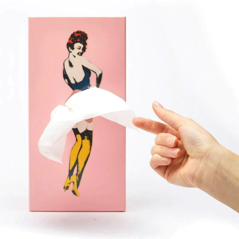 Tissue Up Girl Spextrum Pink│Tissuebox Retro Pin Up Girl - vooraanzicht schuin met witte achtergrond