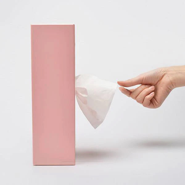 Tissue Up Girl Pink│Tissuebox Spextrum│Retro Pin-Up zakdoekhouder│foto zijkant met hand