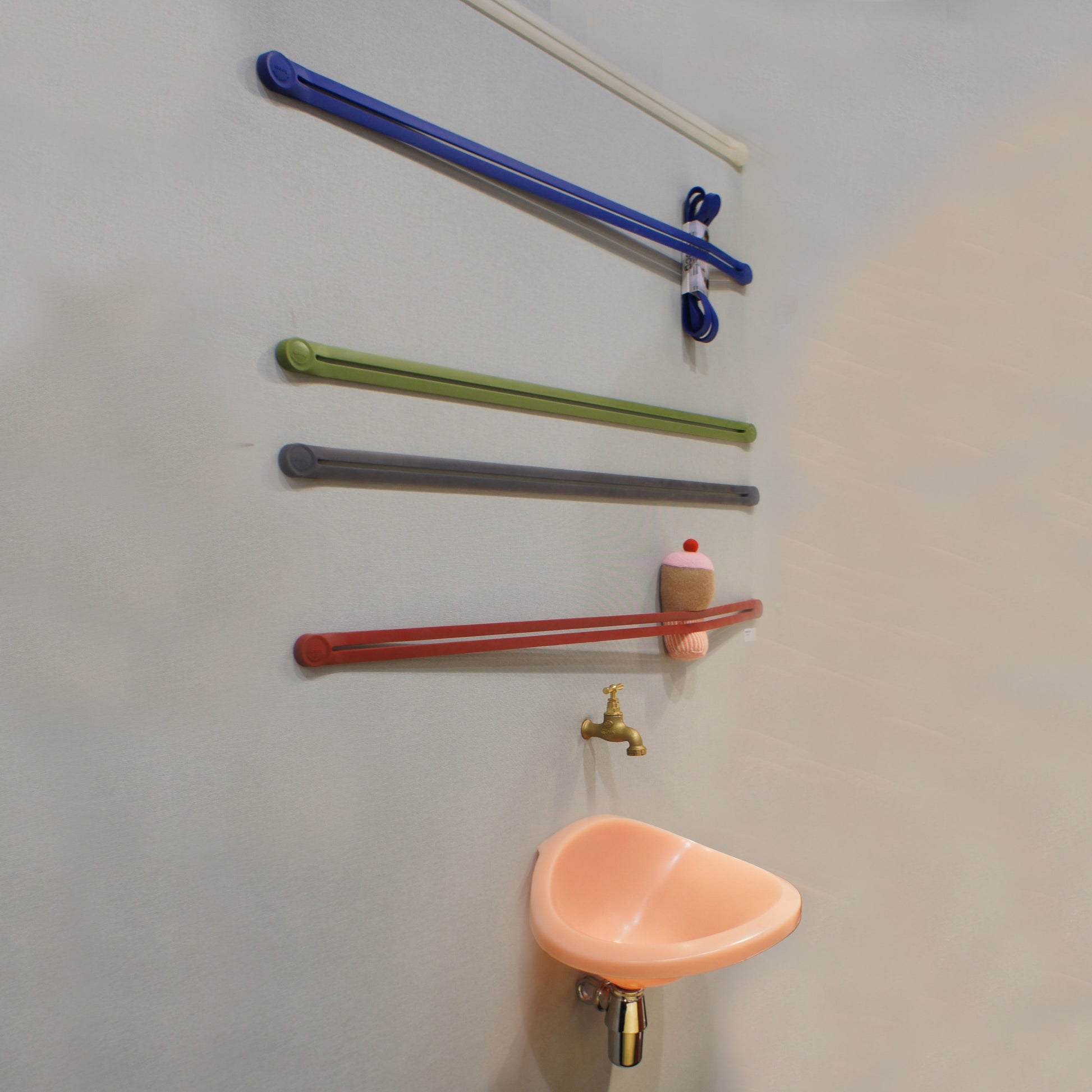 Strap Blauw│Ophangsysteem│Droog Design│Lifestyle foto badkamer