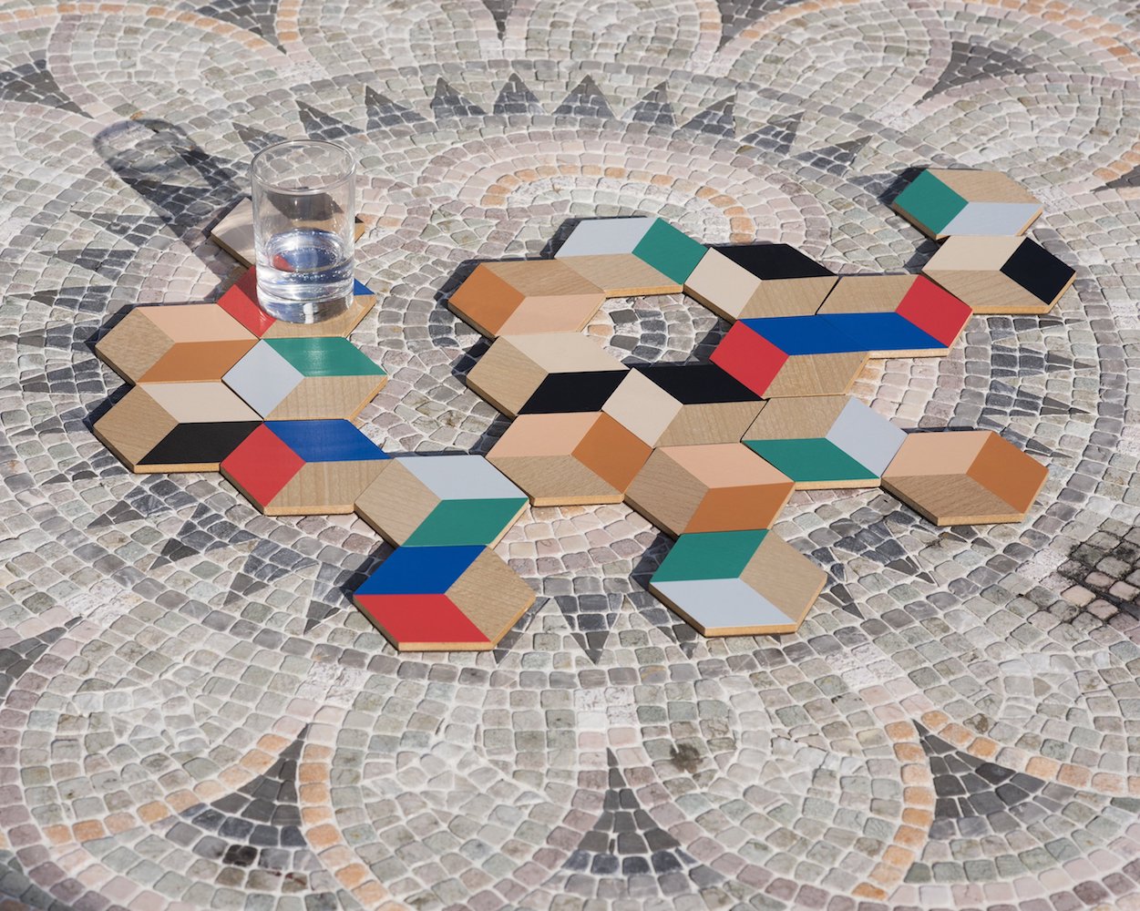 Table Tiles Coasters│Areaware│Onderzetters Zwart/Beige│diverse sets gecombineerd op tegelvloer