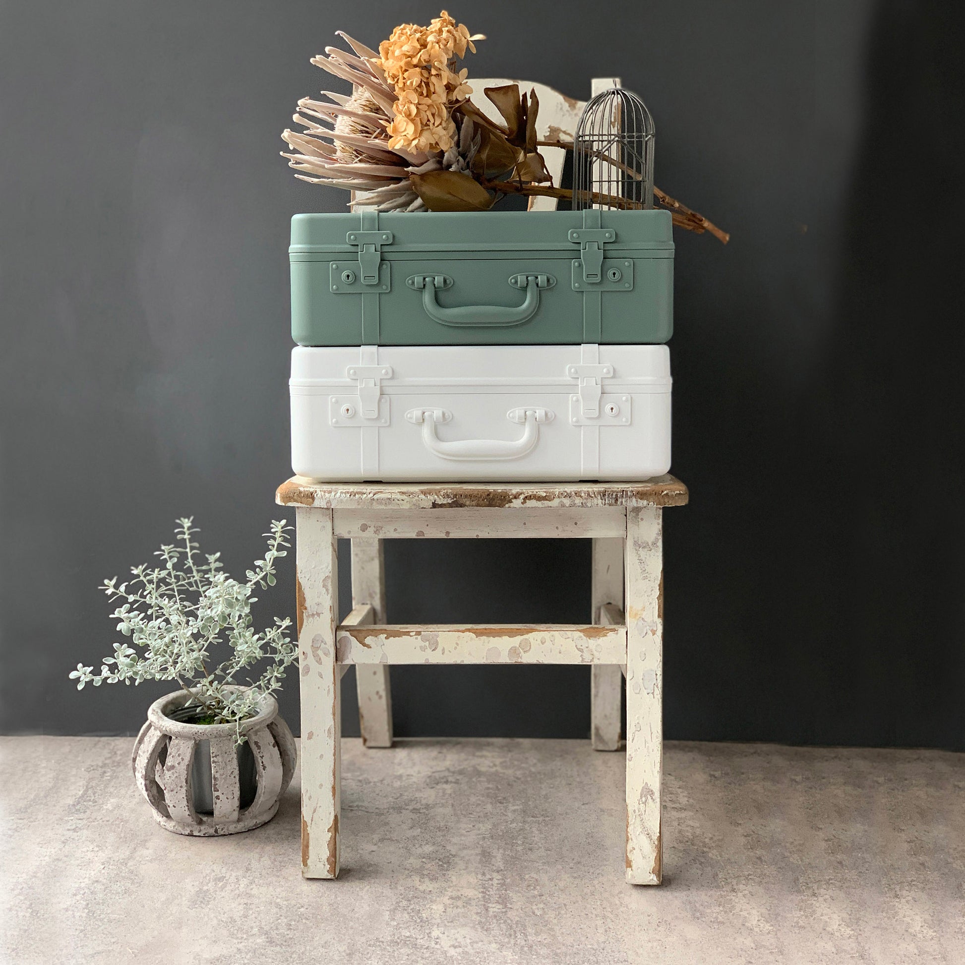 Opbergkoffer Trunk Story Hachiman│Medium Donkergroen│art. 240457│met witte versie op houten stoel