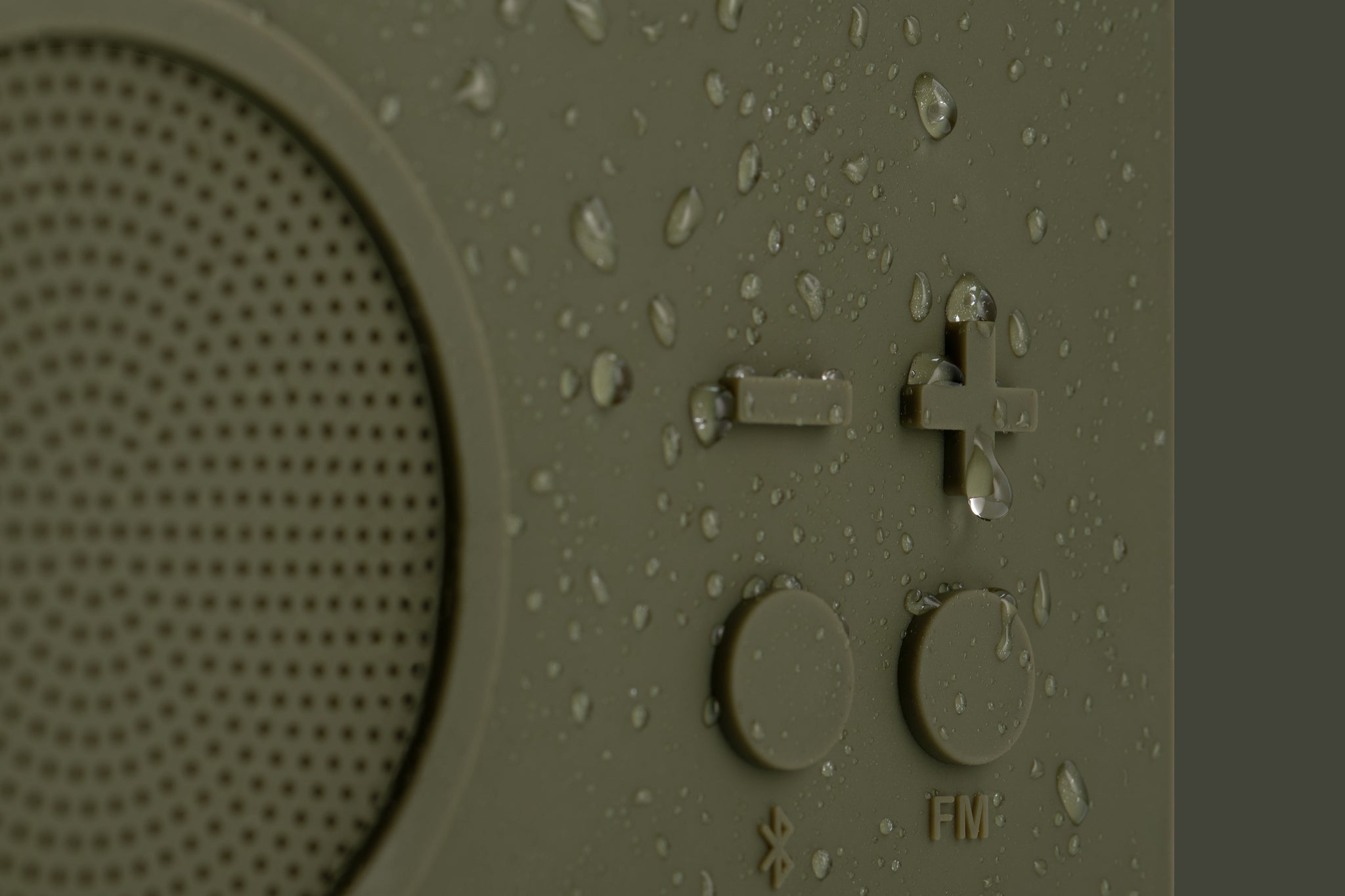 Lexon Tykho-3 FM Radio en Bluetooth-speaker│oplaadbaar en waterbestendig│art. LA119K9│detail waterdruppels op functietoetsen