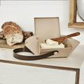Uhmm 01 Opvouwbare Luchbox Mocca│art 982403│geopend met boter  naast brood op snijplank