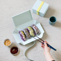 Uhmm 01 Morning Mist Opvouwbare Lunchbox│art. 981270│geopend met sushi's