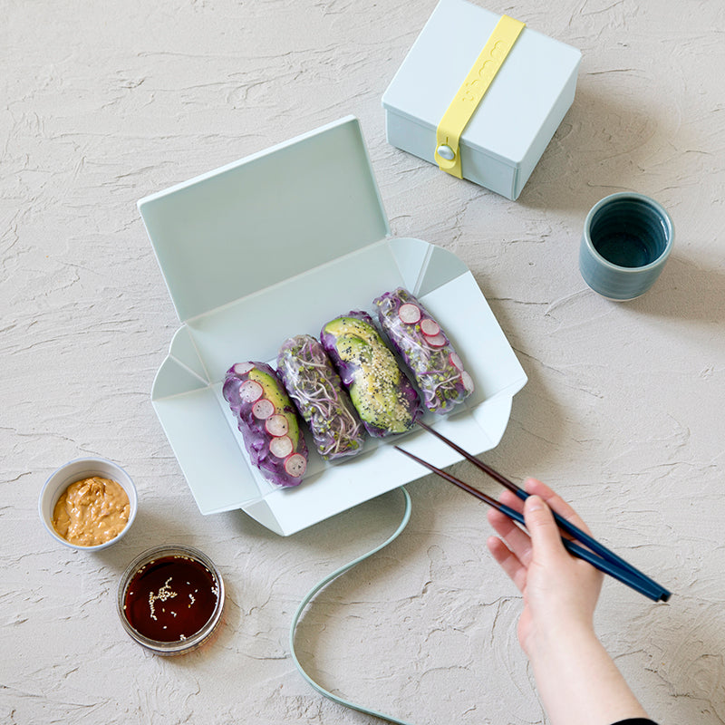 Uhmm 01 Morning Mist Opvouwbare Lunchbox│art. 981270│geopend met sushi's