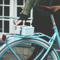 Uhmm 02 Opvouwbare Lunchbox Moring Mist│art. 981275│vrouw plaatst broodtrommel op blauwe fiets