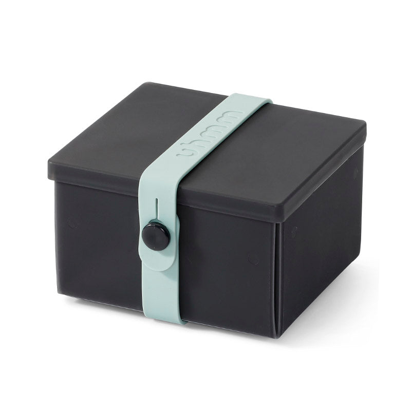 Uhmm Box • no2 • Designmarket.today • Uhmm Box is de ideale lunchbox of bewaardoos voor al je maaltijden of voedsel. Neem je lunch of diner eenvoudig mee. Vouw de Uhmm Box uit tot een plat bord om relaxed van te eten. Ook geschikt voor koelkast, vriezer en magnetron.
