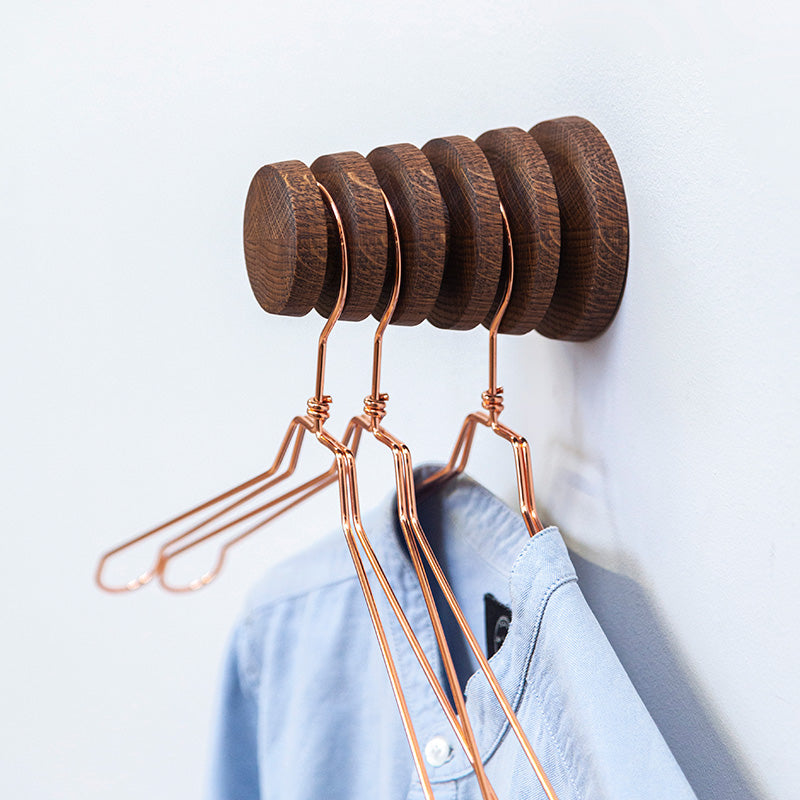 Wandhaak Alf is ontworpen Gustav Rosén voor het designlabel Vij5. Een basic ontwerp van massief eiken, even eenvoudig als doordacht. De wandhaak biedt ruimte voor 5 hangers. Door de uitgesneden groeven hangt je kleding automatisch netjes gescheiden van elkaar.