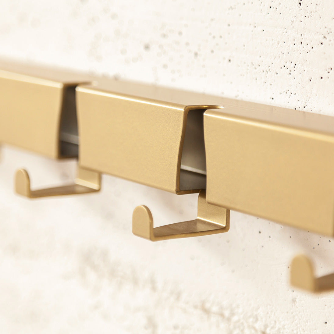 Coatrack By the Meter 20cm Goud│Maarten Baptist voor Vij5│detail haak