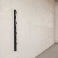 Coatrack by the Meter Verticaal│100cm Zwart│Maarten Baptist voor Vij5│foto aan stenen wand