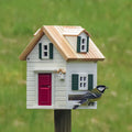Multiholk New England Wildliffe Garden│art. WG1122│op houten paal in tuin met koolmeesje