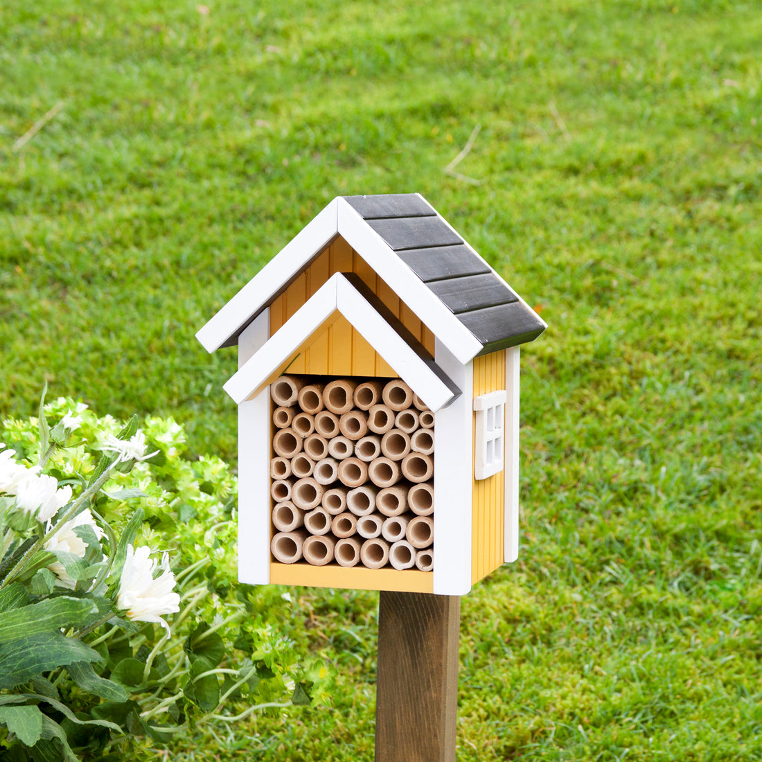 Bijennest Houten Huis Geel│Bee Nest Wildlife Garden│art. WG312│voorkant schuin met witte achtergrond